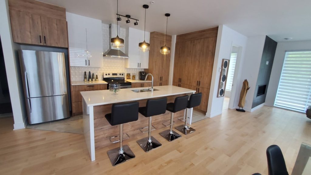Intérieur d'un condo avec vue de la cuisine