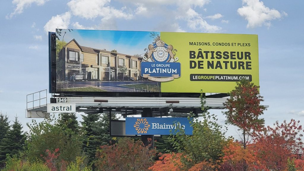Panneau d'immeubles avec batisseur de nature d'écris