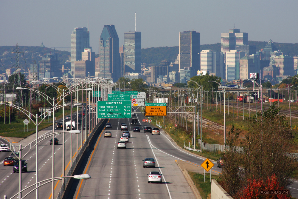Vue du centre-ville via la banlieue de Montréal