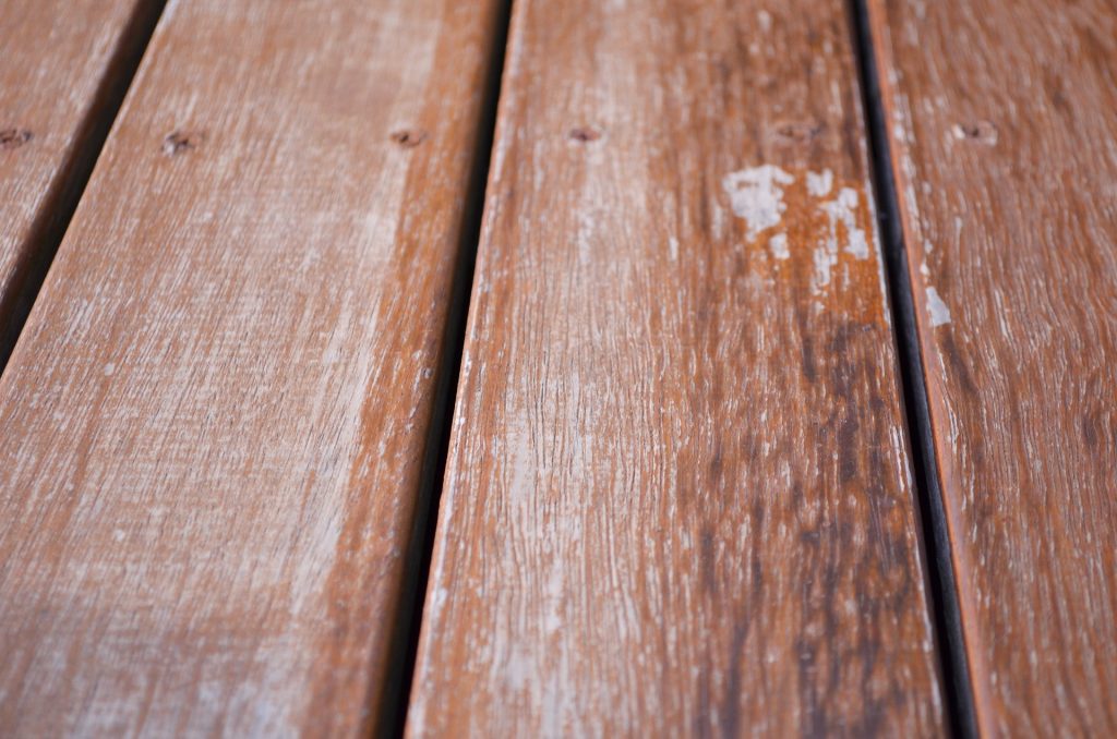 Patio de bois peinture ou teinture