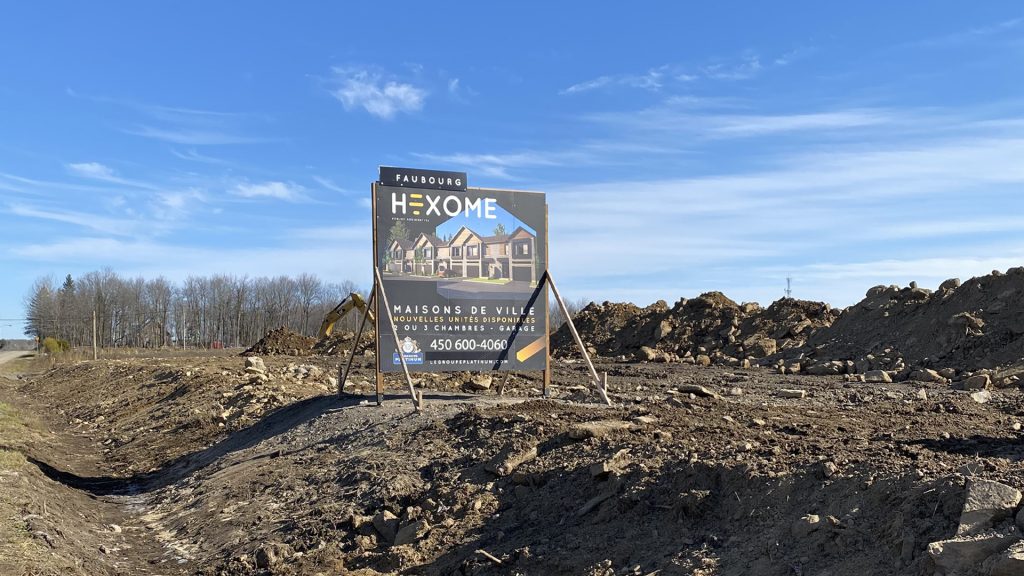 Panneau de maisons de ville à vendre sur un chantier vide