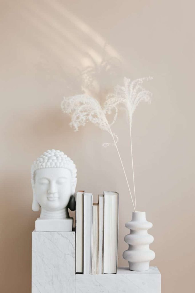Décorations blanches zen sur mur beige