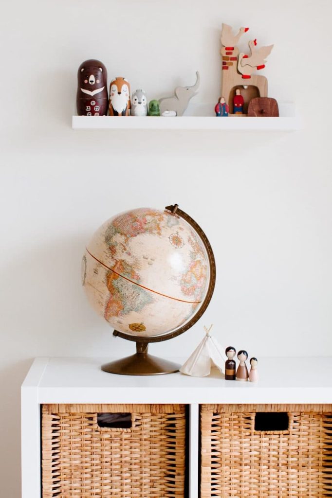 Globe terrestre sur un bureau dans une chambre d'enfant