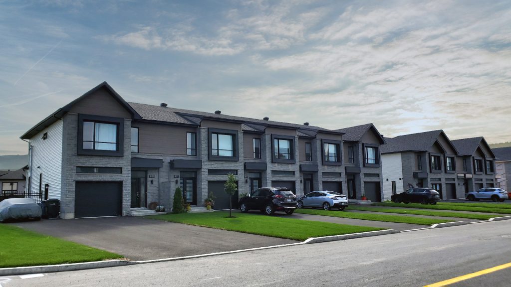 Quartier résidentiel avec maisons de ville grises