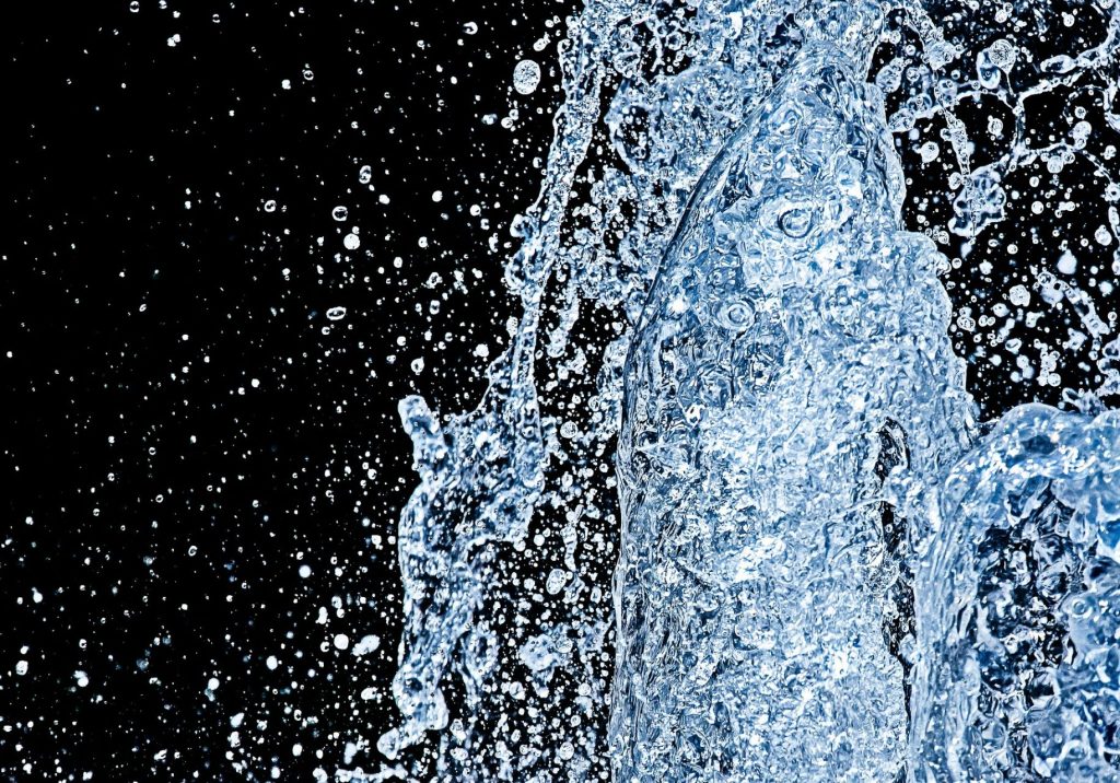 Eau qui éclabousse en gros plan sur fond noir